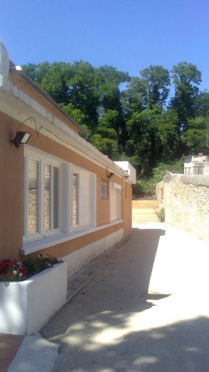 Chez Cecile Hotel Mornas Exterior photo