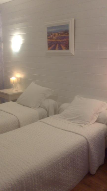 Chez Cecile Hotel Mornas Room photo