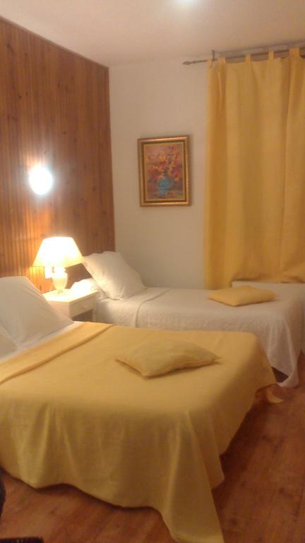 Chez Cecile Hotel Mornas Room photo