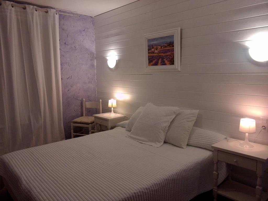 Chez Cecile Hotel Mornas Room photo
